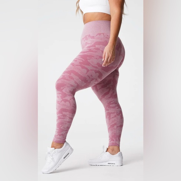 Pastel Pink Camo Seamless Leggings, size L - Picture 4 of 11